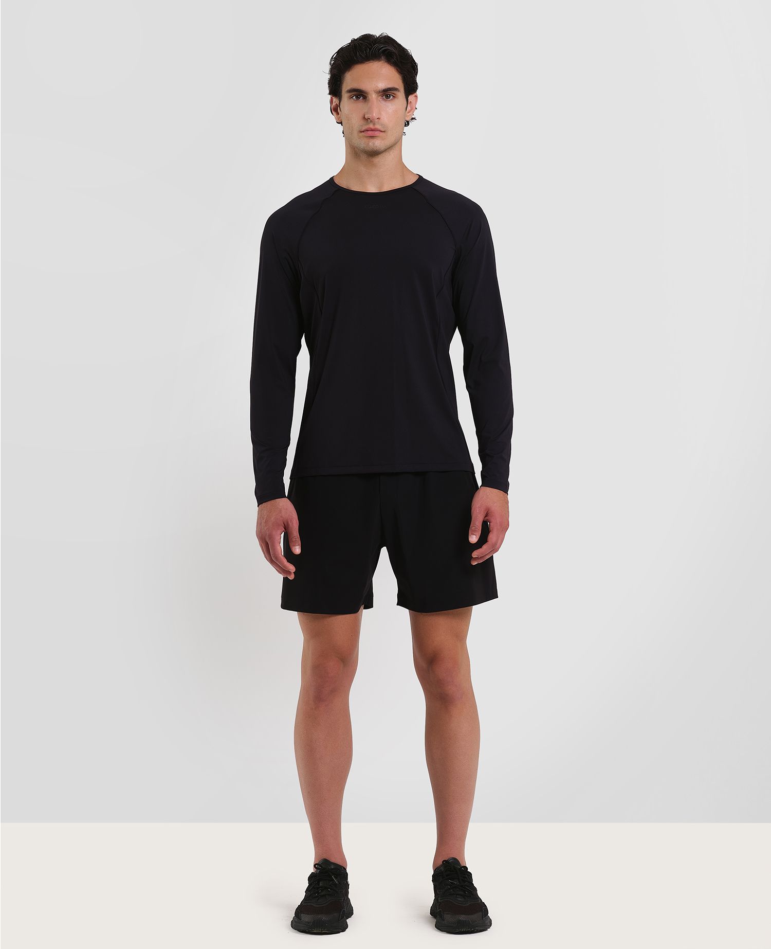 main product photo Outline Longsleeved T-shirt Nero