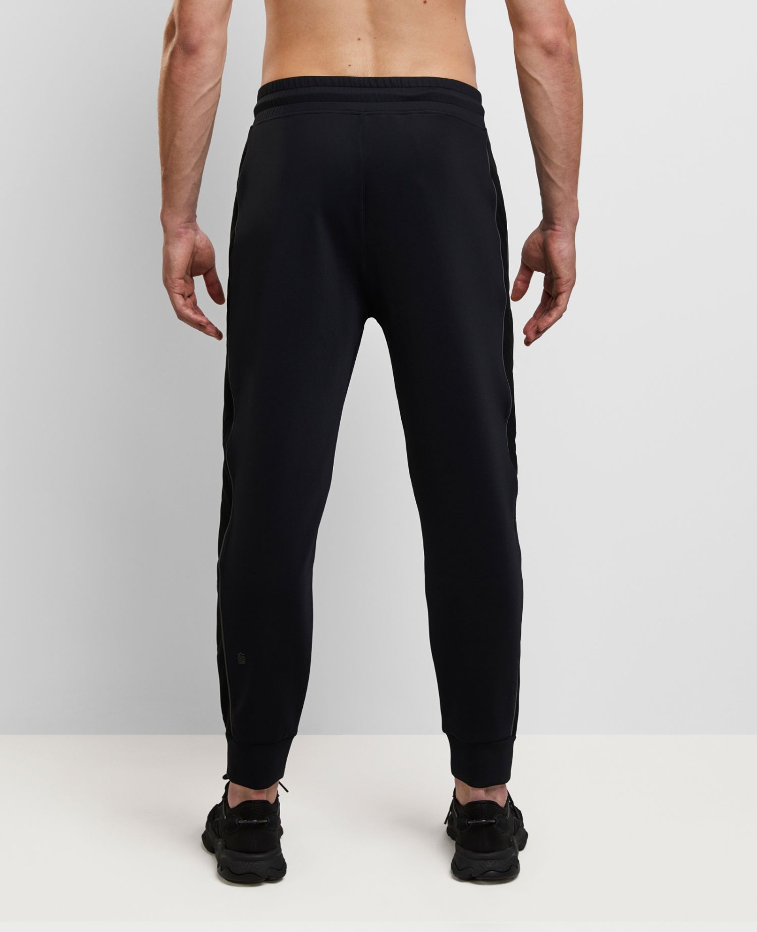 main product photo Daring Joggers Black